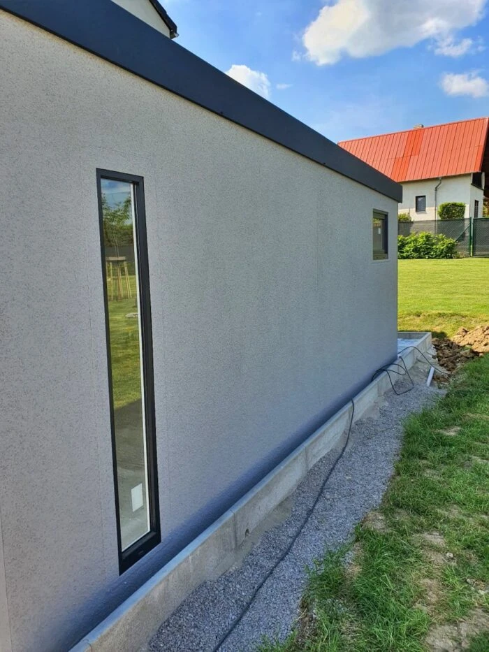 Montovaná garáž s hotovou omietkou v sivej farbe