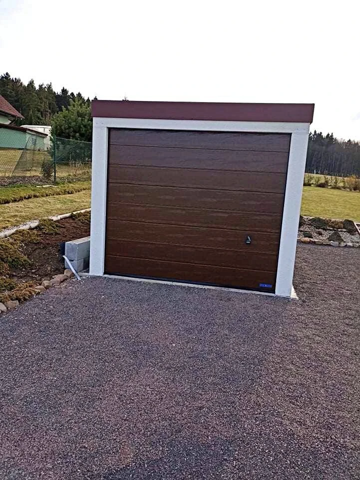 Montovaná garáž pre 1 auto so sekcionálnou bránou a priestorom pre dielňu