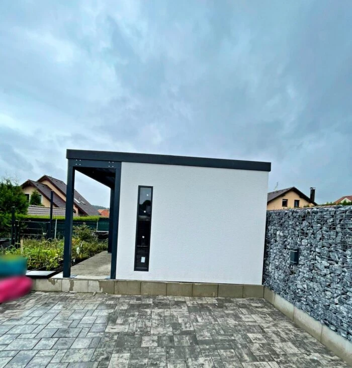 Montovaný záhradný domček s prístreškom na pevnom základe