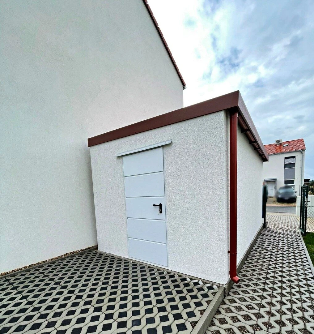 Montovaná garáž s vlastním okapem v cihlové barvě