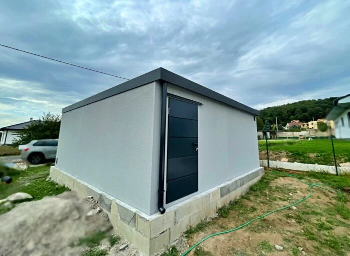 Prefabrikovaná dvojgaráž s vlastným odkvapovým systémom, dverami a sekcionálnymi bránami
