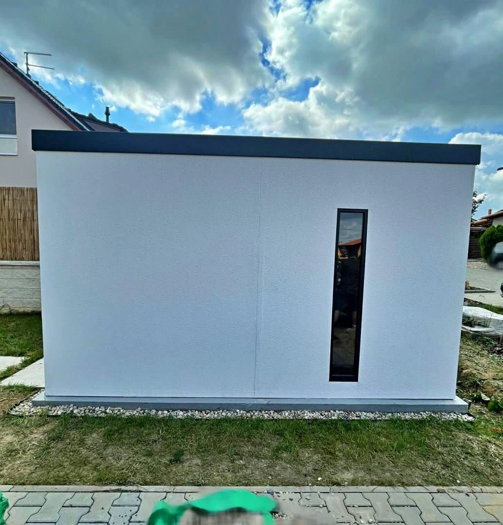 Montovaný záhradný domček s dizajnovým strešným oknom a hotovou omietkou