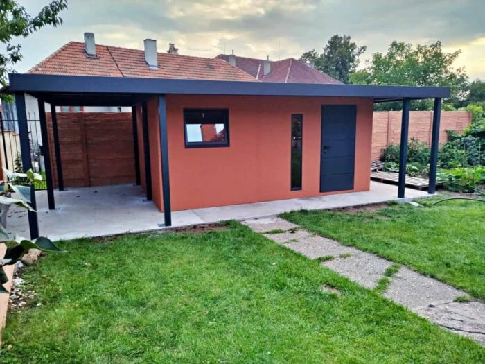 Montovaný záhradný domček s viacerými prístreškami a hotovou tehlovou omietkou