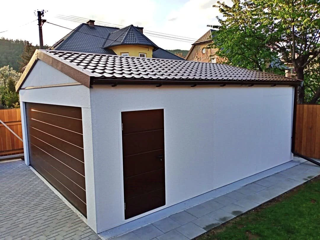 Prefabrikovaná dvojgaráž realizovaná v zastavanej časti