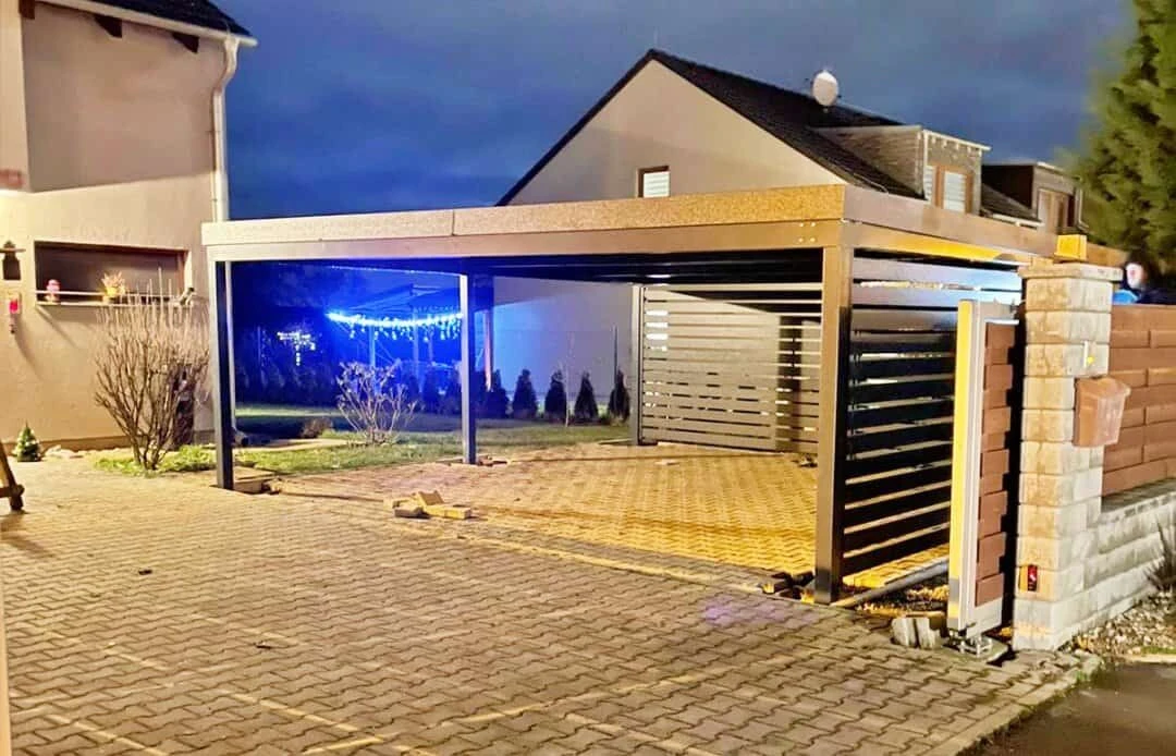Prefabrikovaný prístrešok s lamelami