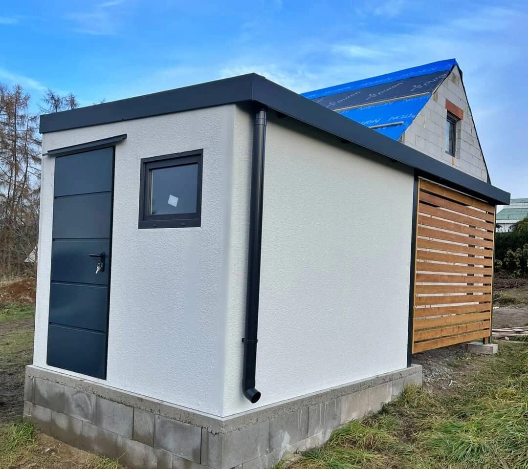 Montovaný zahradní domek s dveřmi, oknem a přístřeškem