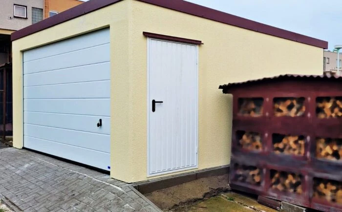 Montovaná dvojgaráž, žltá omietka