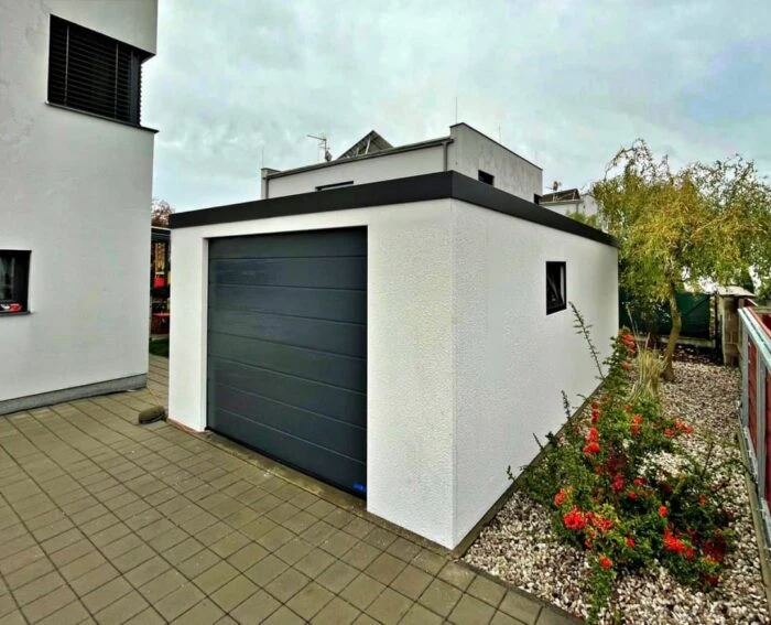 Prefabrikovaná jednoduchá garáž so vstupnou bránou