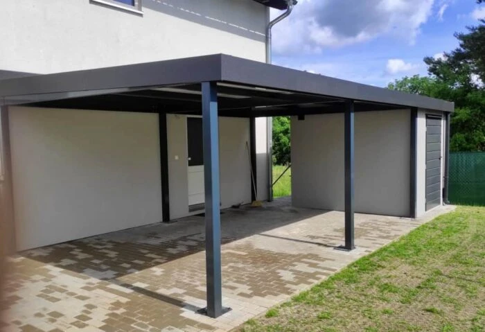 Montovaný záhradný domček s montovaným prístreškom pri rodinnom dome