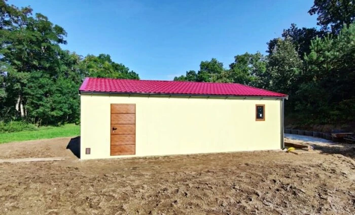 Prefabrikovaná dvojgaráž realizovaná uprostred záhrady, hotová omietka