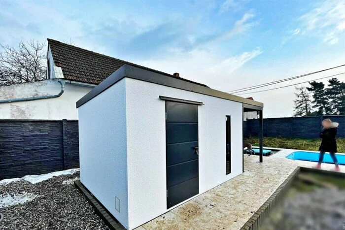 Montovaný záhradný domček pri bazéne